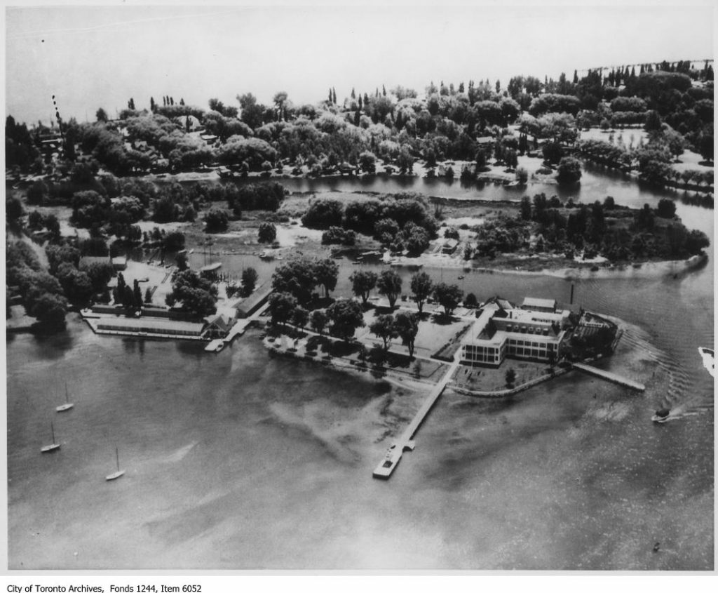 *** Local Caption *** Item consists of one photograph. The Royal Canadian Yacht Club clubhouse is in right foreground.